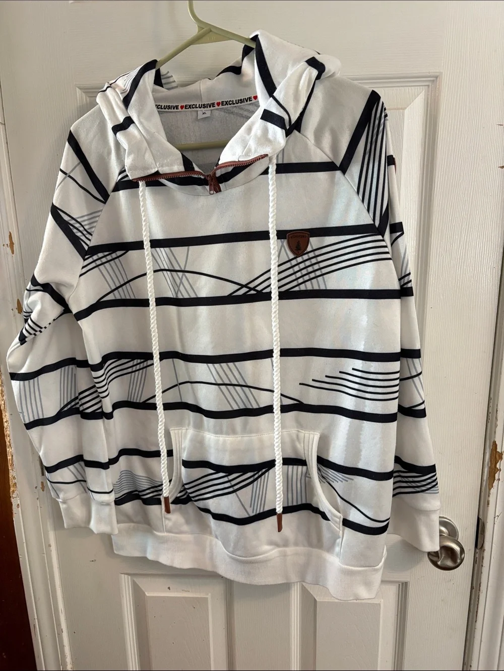 Wanakgme Men’s White & Black Striped Hooded Sweatshirt Size XL EXCLUSIVE